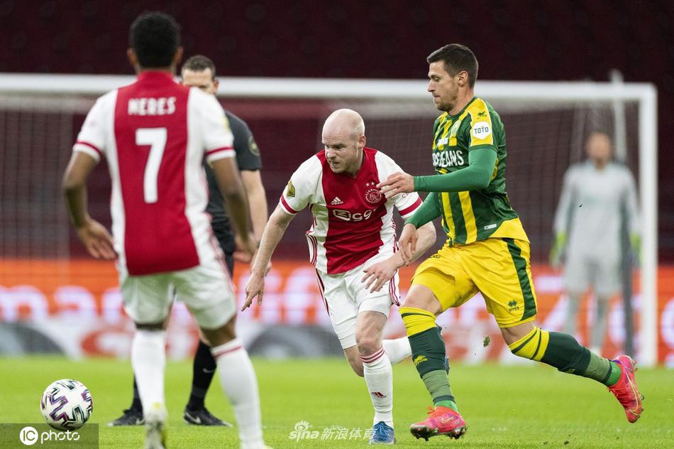 进球功臣布罗贝伊在破门后忘情庆祝，他身后的看台上是密密麻麻为他欢呼的阿贾克斯死忠球迷