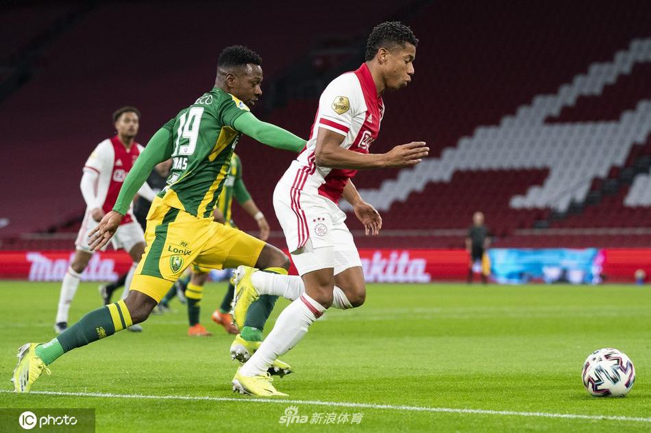 海牙门将无奈地从球网中捡出皮球，他身前的草皮上散落着白色的足球，背景是垂头丧气的队友