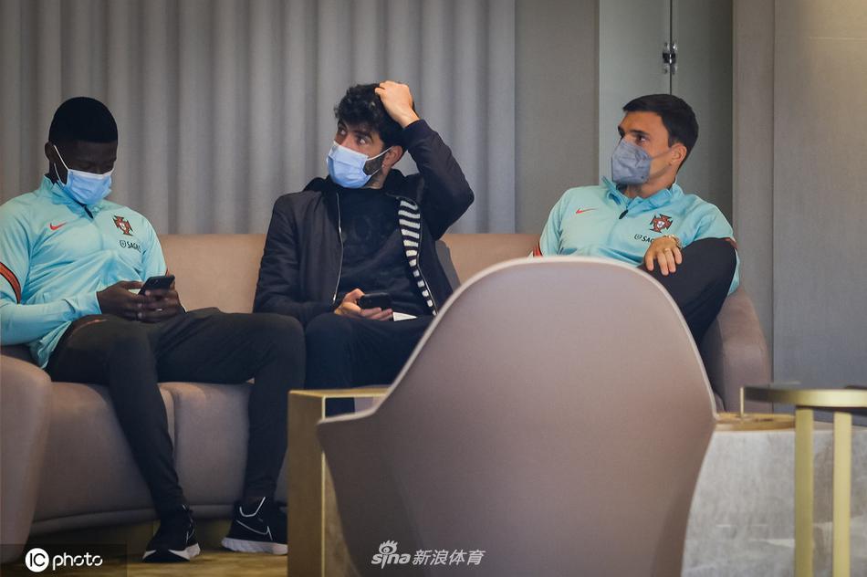 鲁本·迪亚斯身背奢侈品牌背包，神情专注而沉稳，作为后防核心的他，在旅途中依然保持着场上那种令人安心的冷静与专注。