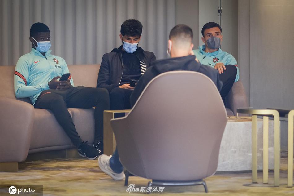 布鲁诺·费尔南德斯身穿深色便装，背着双肩包，面带微笑地出现在镜头中，眼神里透露出对即将开始的国家队征程的期待与自信。