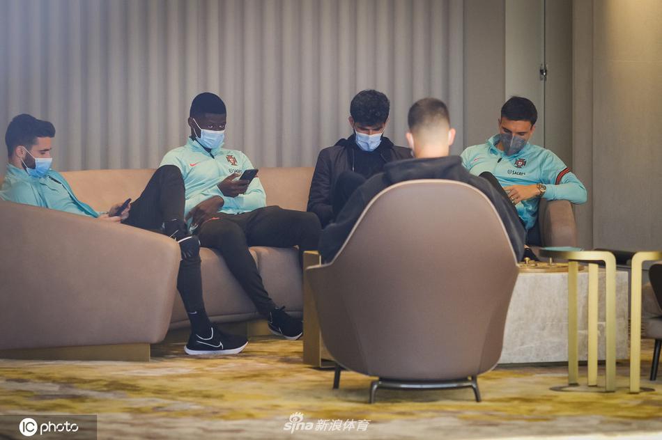 葡萄牙众将三三两两地走在里斯本机场的通道上，红色的国家队装备包格外醒目，他们列队前行的画面，宛如一幅出征前的英雄群像。