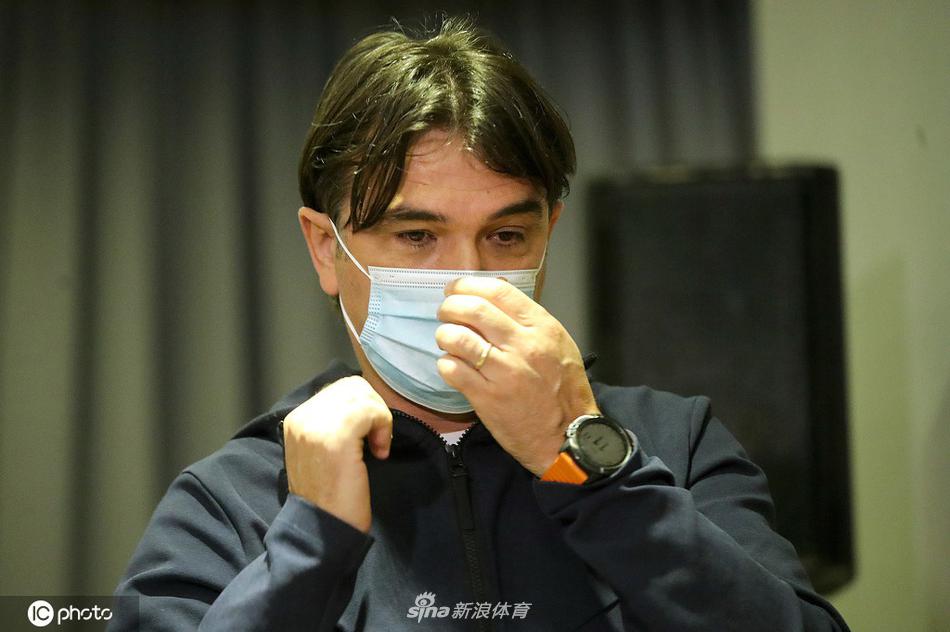 主帅达利奇在发布会上展露自信微笑，他手中的战术板仿佛藏着破解对手防线的密码