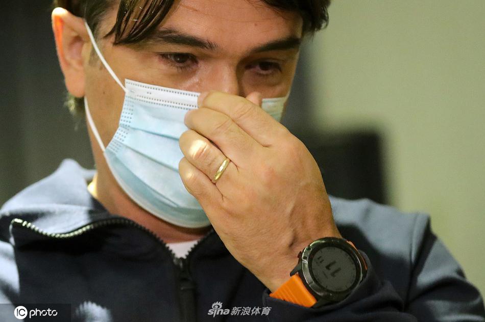 发布会后球员们轻松交谈，背景墙上巨大的克罗地亚队徽见证着此刻的团结与温馨