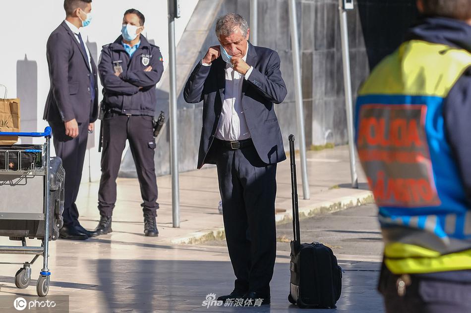 努诺·门德斯这位小将略显青涩地跟在队伍中，他推着行李，眼中闪烁着对未来巨星之路的憧憬，这次旅程正是他国家队生涯的又一次宝贵历练。
