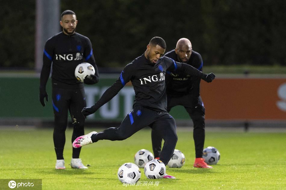 在泽尼特柔和的春日阳光下，荷兰队球星孟菲斯·德佩全神贯注，脚下的皮球仿佛与他的意志融为一体，每一次触球都预示着一次致命的突破。