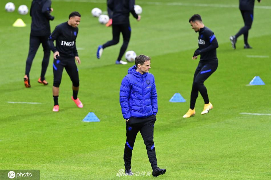 训练间隙，几名荷兰队球员围在一起补水，汗珠挂在脸上，但他们的神情轻松，彼此间有说有笑，展现了团队融洽而坚定的备战氛围。