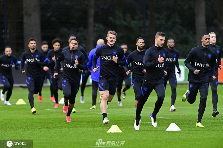 训练场上的一对一攻防演练，后卫与前锋正进行着激烈的身体对抗，球员们紧绷的肌肉和专注的神情，定格了力量与技巧在瞬间的完美碰撞。