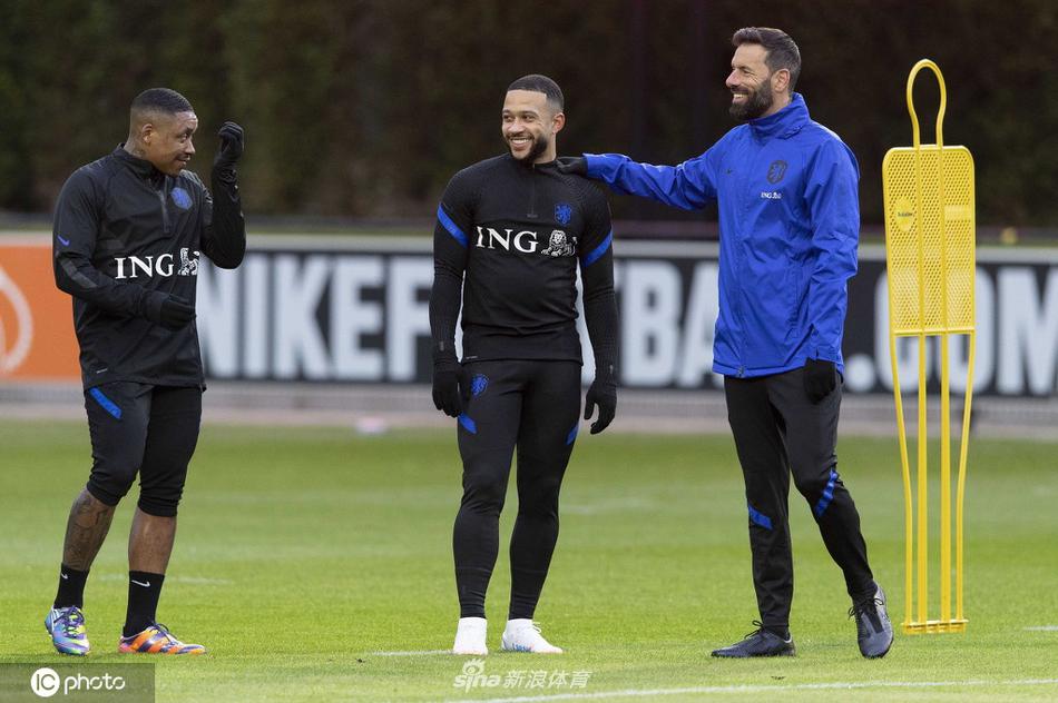 主教练弗兰克·德波尔双手插兜，神情严肃地站在场边指挥，他的剪影背后是正在奋力奔跑的球员，无声地传达着战术纪律与必胜的信念。