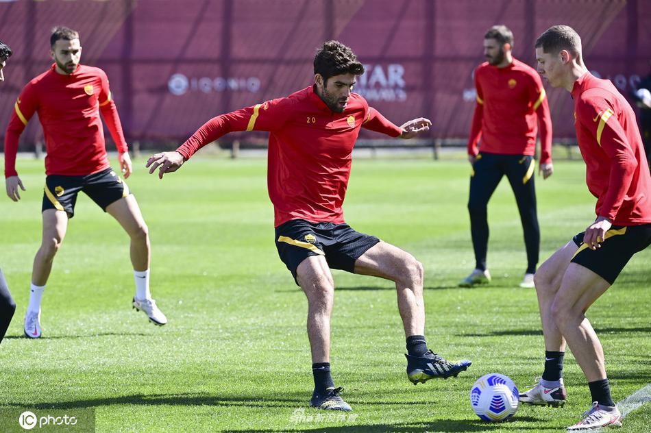 教练组神情专注地观察着训练场上的每一个细节，丰塞卡不时叫停比赛进行指点，战术板上的标记见证着精心的赛前部署