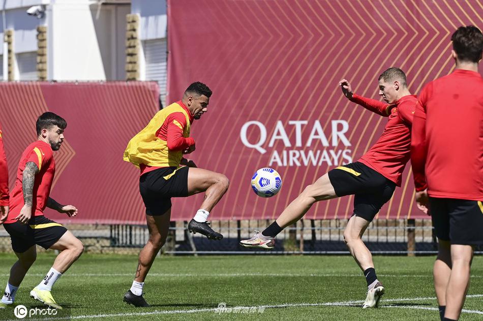 红狼将士们在进行高强度的分组对抗，球员们拼抢积极，汗水浸湿了训练服，展现出对胜利的渴望