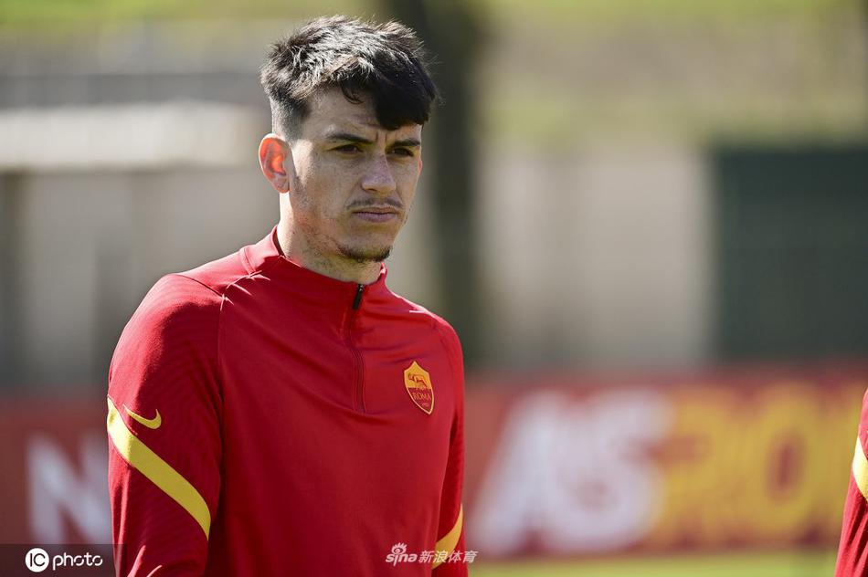 守门员在教练的专项指导下奋力扑救，飞身而出的身影充满张力，力保球门不失的决心写在他的脸上