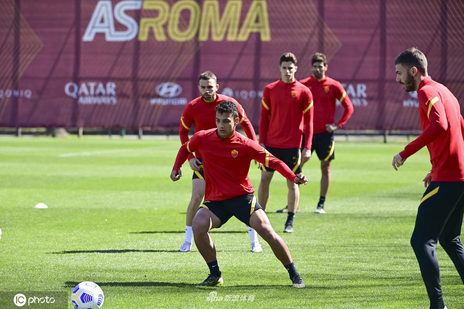 训练结束后，球员们围成一圈，相互鼓劲加油，团队凝聚力在这一刻展露无遗，他们正为了共同的目标而战