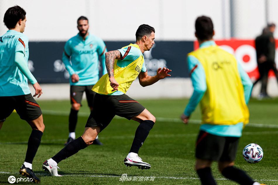 队长C罗在训练中面露微笑，神情轻松，与队友布鲁诺·费尔南德斯进行传接球配合，仿佛在预示着进球即将到来。
