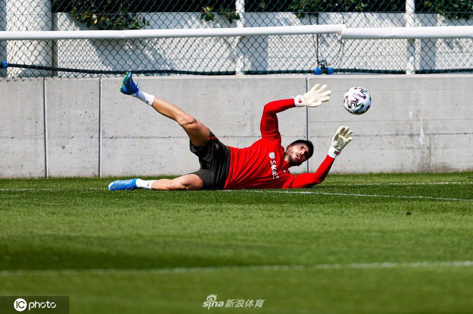 全队在训练结束后围成一圈，互相鼓劲打气，团结的氛围弥漫在都灵的上空，他们目标一致，那就是通往卡塔尔世界杯的胜利之路。