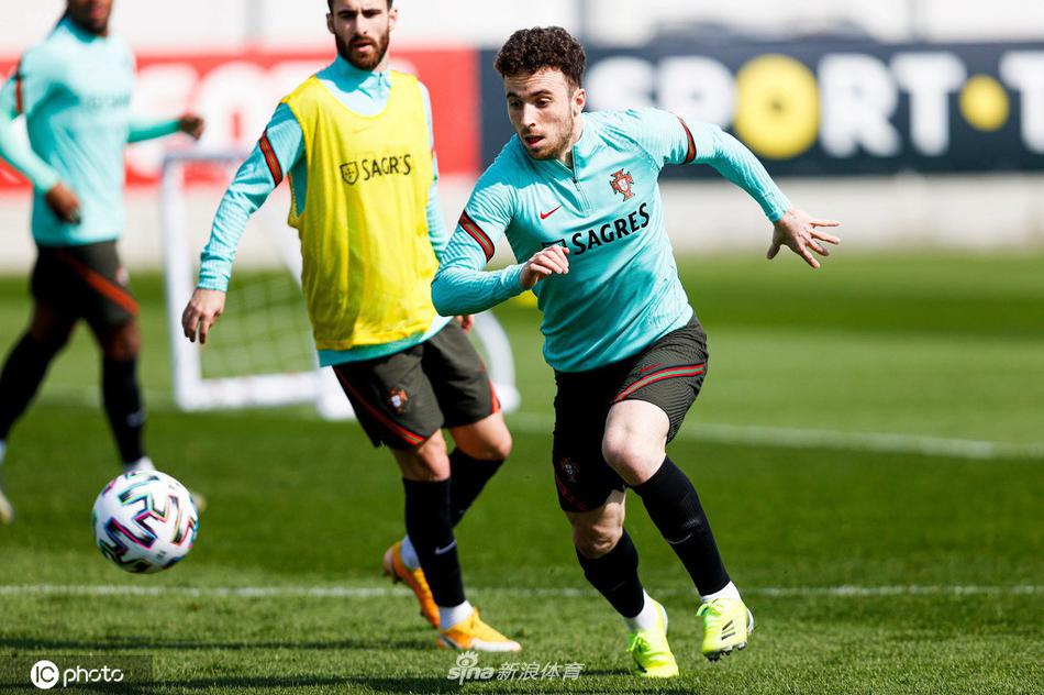 布鲁诺·费尔南德斯在中场组织训练，他眼神犀利，送出一记精准的直塞球，葡萄牙队的攻防转换在他的调度下井井有条。