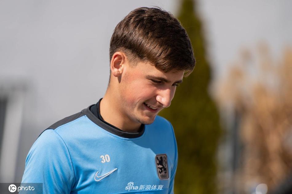 训练结束后，一名球员在夕阳的余晖中独自加练任意球，皮球划出一道美妙的弧线直奔球门死角，展现出对胜利的渴望。