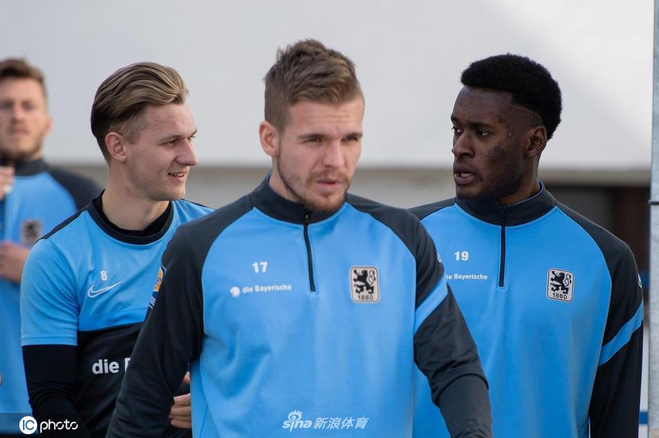 训练场上，门将做出了一次精彩的飞身扑救，他伸展身体，指尖几乎碰到了皮球，将对手的刁钻射门拒之门外。