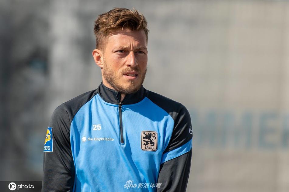 两名慕尼黑1860的球员在训练间隙进行拼抢，脚下的足球成为焦点，激烈的身体对抗展现出球队训练的硬度和强度。