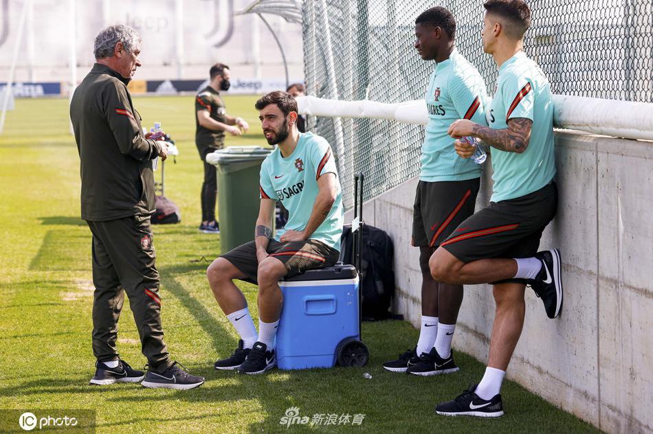 主教练费尔南多·桑托斯双手叉腰站在场边，神情严肃地注视着场内，他的战术板上写满了针对性的部署，随时准备叫停训练进行指导。