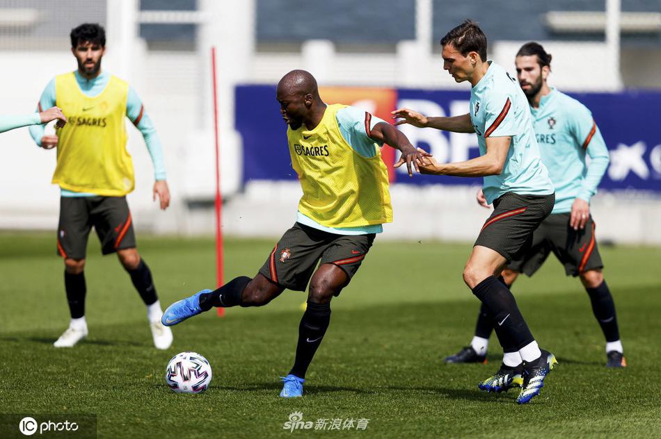 鲁本·迪亚斯在防守训练中卡住身位，牢牢将球控制在脚下，他那坚毅的表情正是葡萄牙后防稳固的保障，犹如一道移动的长城。