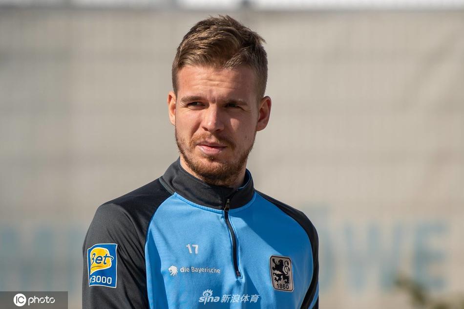 助理教练冈特·布兰德爾正拿着战术板，为围拢在身边的队员们详细讲解跑位路线，他的肢体语言丰富，队员们则聚精会神地聆听。