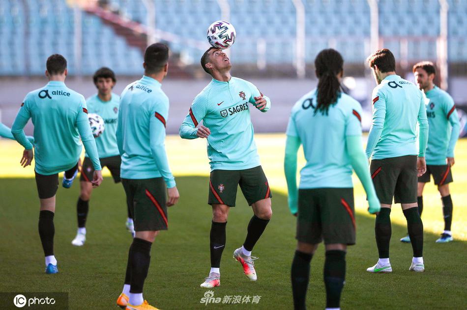 葡萄牙球员们在进行高强度的分组对抗，迪奥戈·若塔完成了一次精彩的凌空抽射，皮球应声入网，引得场边队友鼓掌叫好。