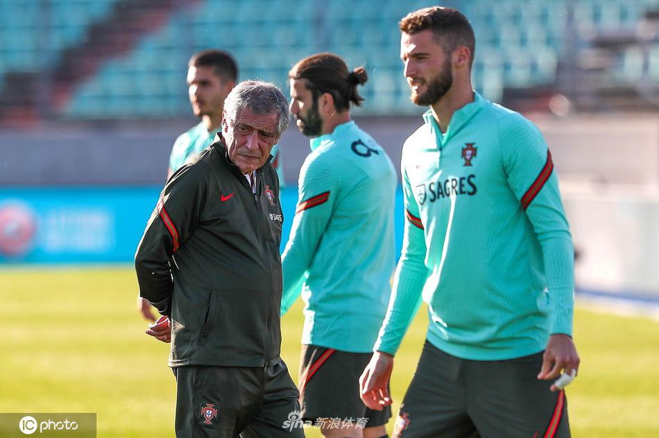 主教练桑托斯在场边双手插袋，目光如炬地注视着场上的一切。他的战术板放在一旁，显然对明天的比赛已经有了成熟的战术构想。