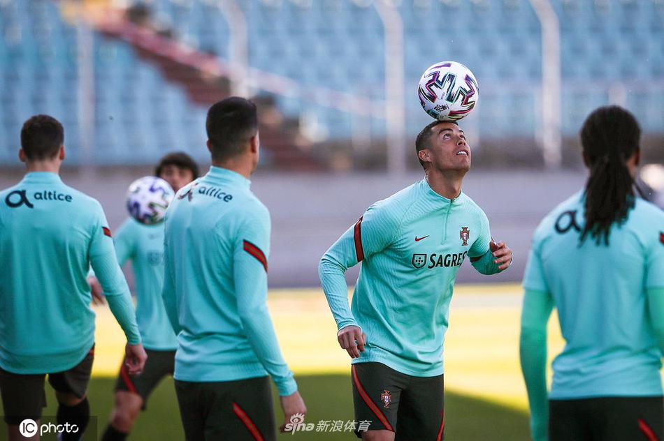 球队核心C罗在训练中露出自信的微笑，与队友布鲁诺·费尔南德斯进行轻松交谈，尽管赛前气氛紧张，但王牌组合显得心态放松。
