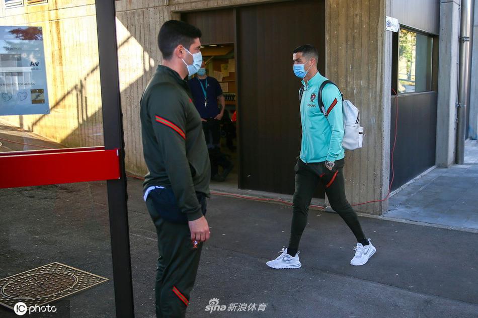 鲁本·迪亚斯在防守训练中展现出英超最佳球员的风范，他的卡位精准果断，成功阻断了对方前锋的突破路线。