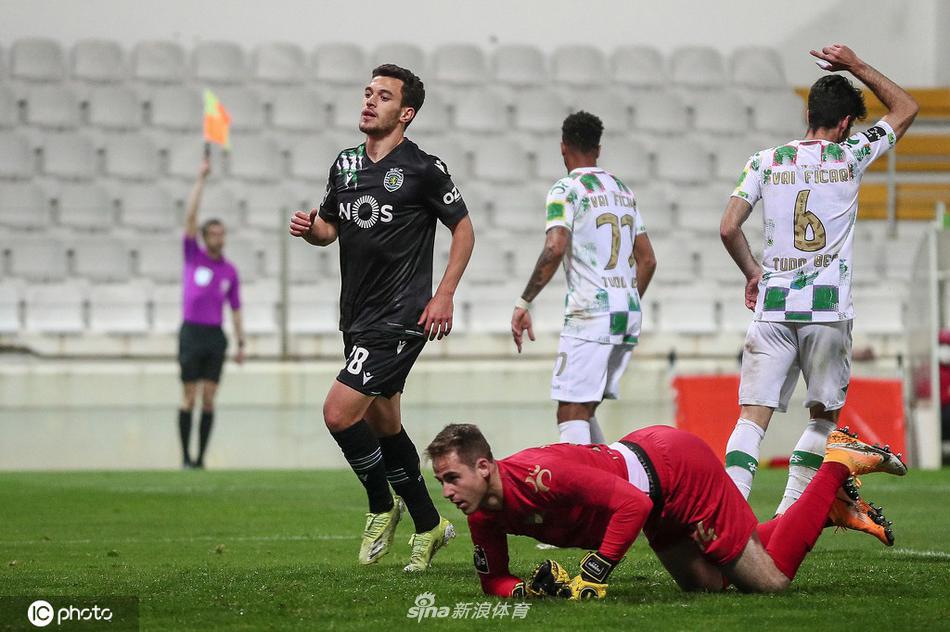 终场哨响，里斯本竞技球员保利尼奥双手叉腰，低头凝视草坪，脸上写满遗憾与不甘