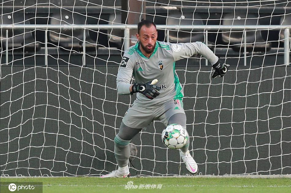 绝杀功臣斯波拉尔在打入制胜球后激情脱衣，健硕的肌肉线条在灯光下格外醒目，他被狂喜的队友们紧紧簇拥，成为了场上绝对的焦点，与看台上法伦斯球迷的失望神情形成鲜明对比。