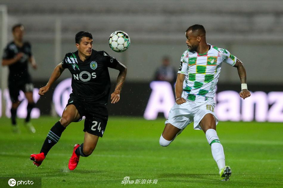 莫雷伦斯门将帕西纳托高接低挡，飞身单掌将球托出横梁，力保球门不失