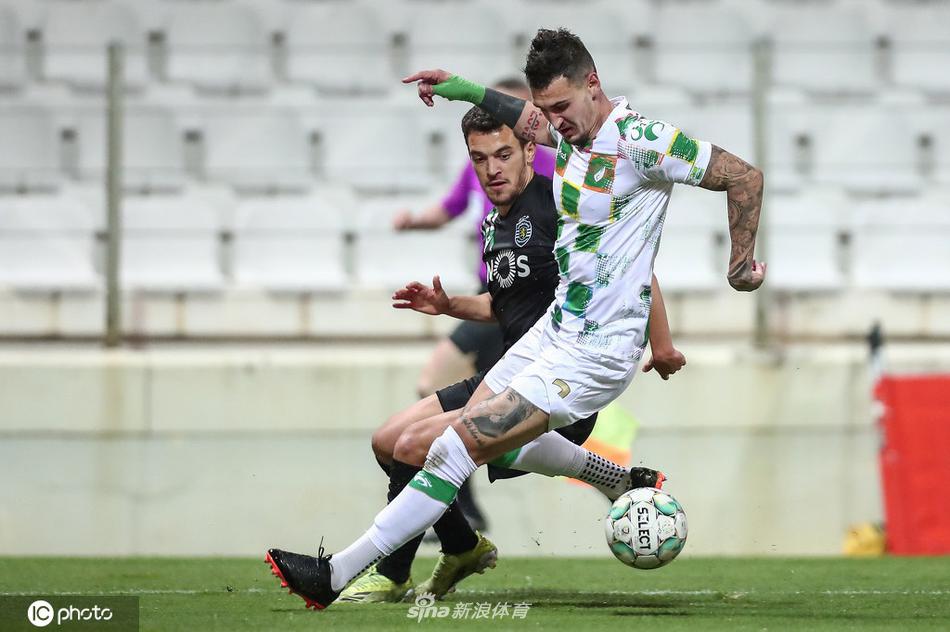 莫雷伦斯球员沃尔特森补时阶段劲射破门瞬间，皮如出膛炮弹直窜网窝