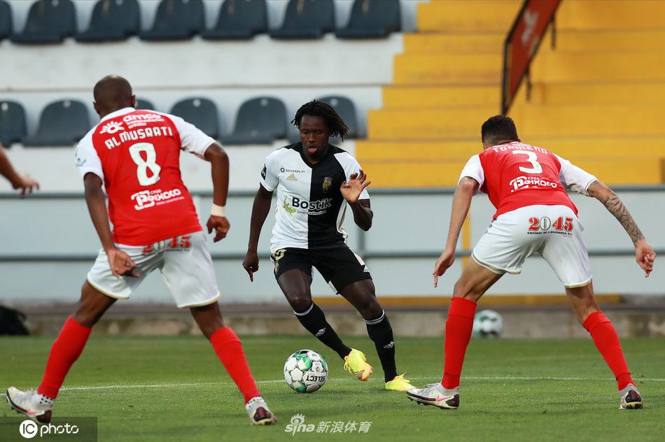 为法伦斯扳平比分的佩德罗·恩里克在进球后展开双臂，如同一只翱翔的海鸥，尽情享受着主场球迷的顶礼膜拜，他身后的队友们脸上洋溢着狂喜，这粒进球让球队看到了拿分的希望。