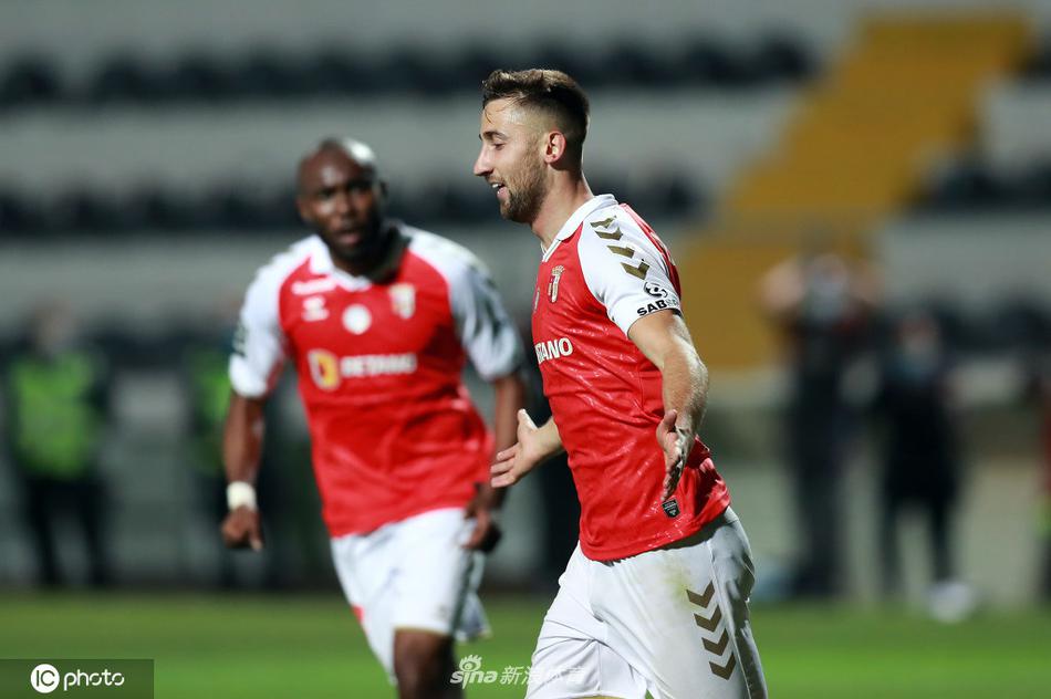 夜色下的圣路易斯体育场灯火通明，法伦斯球迷在看台上挥舞着黑白相间的旗帜，他们屏息凝视，目光中充满了对保级路上每一分的渴望，空气中弥漫着大战前的紧张与期待。