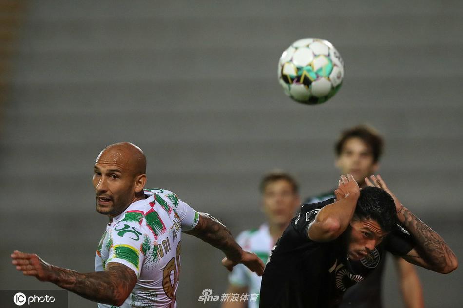 绿茵场上的攻防瞬间，莫雷伦斯球员奋力拦截里斯本竞技核心冈卡尔维斯的突破