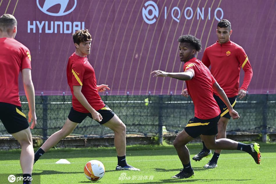 罗马队长哲科在训练中神情专注，他领衔的进攻线是球队逆转阿贾克斯的最大希望所在