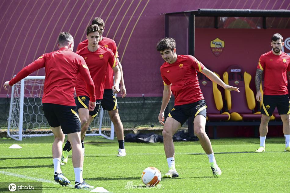 罗马中场球员在训练中积极拼抢，为了迎战阿贾克斯，他们必须拿出百分之一百二十的状态