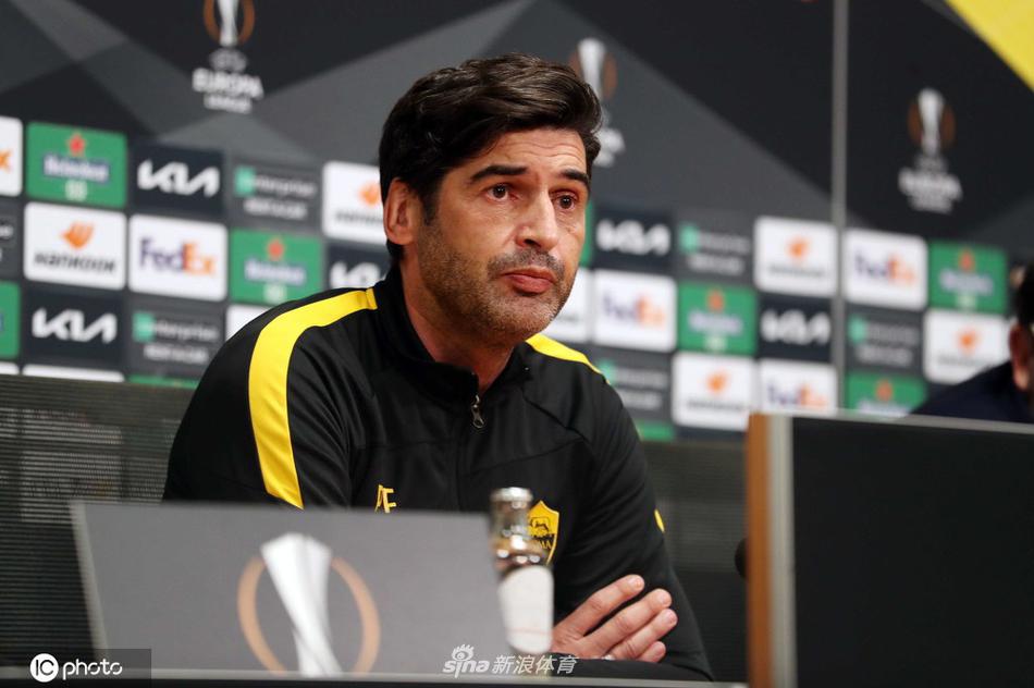 丰塞卡在发布会中激情讲解战术，手势丰富，试图向外界清晰传达罗马对阵荷甲豪门的比赛计划