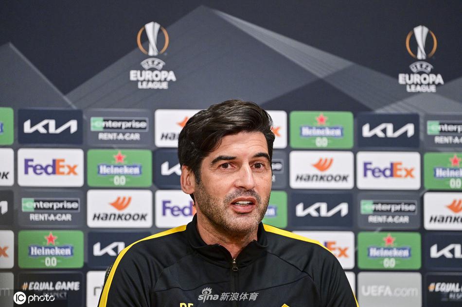 发布会后，丰塞卡仍在场边耐心解答记者疑问，夕阳映照下展现出一位儒帅的敬业与风度