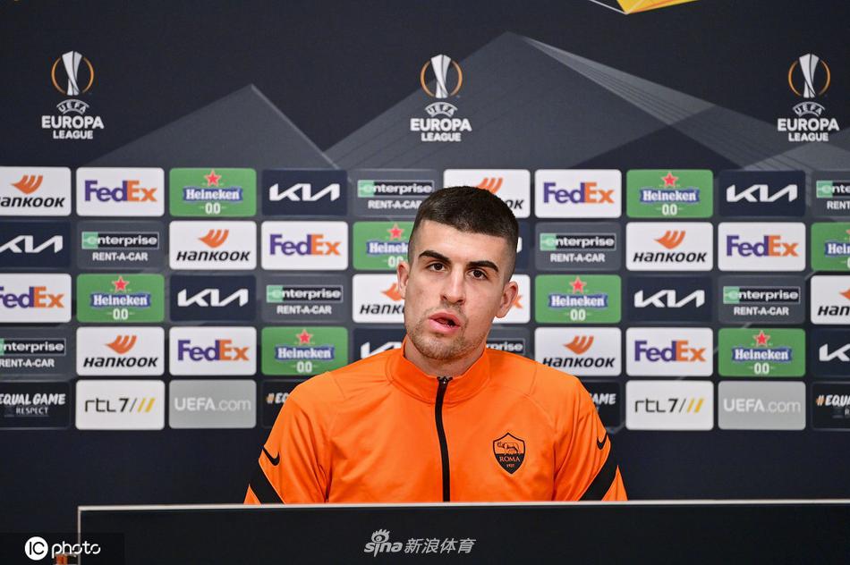 发布会结束后空荡的新闻厅，桌椅静待主角离场，却依旧弥漫着欧联杯大战前的紧张与期待氛围