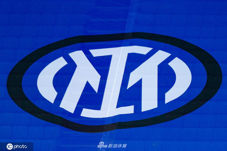 赛前热身时，国际米兰球员们身上训练服的新队徽在阳光下格外清晰，球员们神情专注，他们将是这枚新徽章在赛场上最有力的代言人。