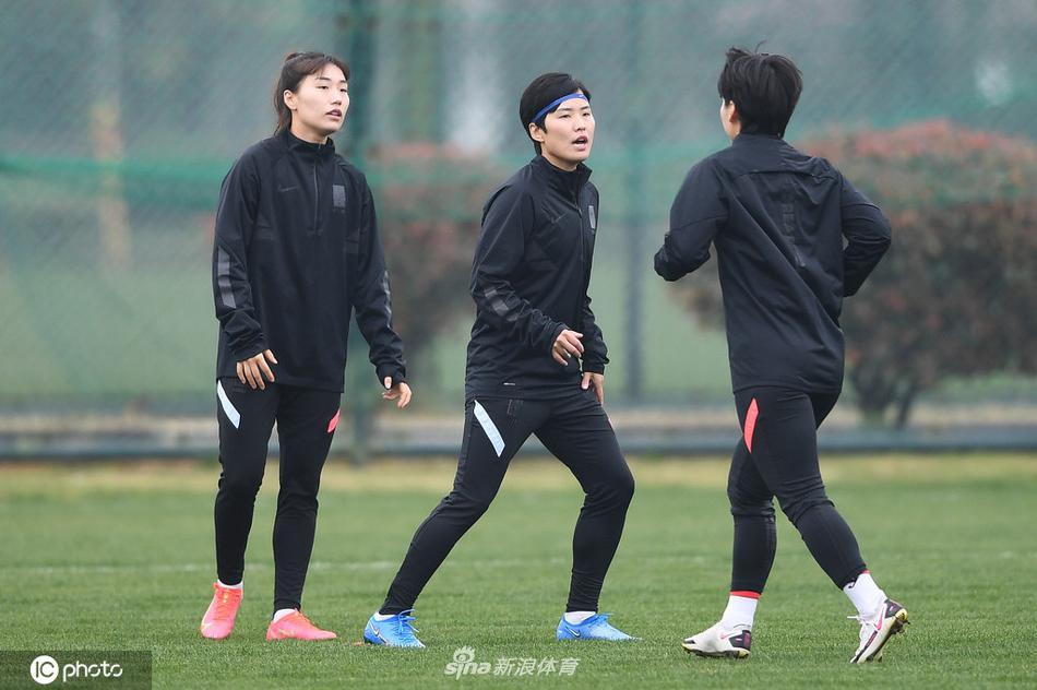 训练结束，全队在教练组的要求下，手拉手围成一个紧密的圆圈，队长池笑然站在中央大声动员，圆圈的形状如同她们此刻团结一心的意志，凝聚着背水一战的决心。