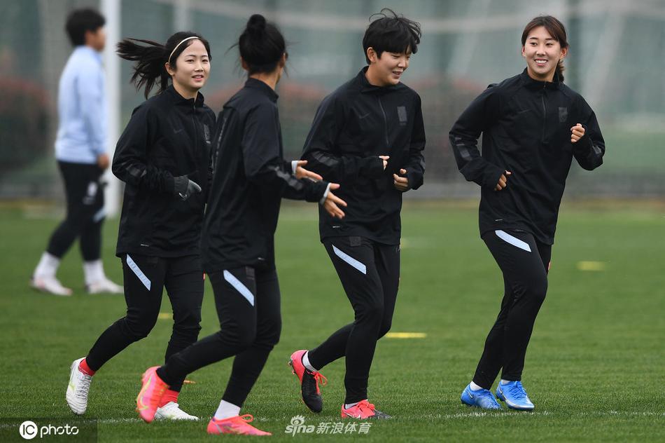 门将位置，韩国队的守门员教练正亲自上阵，向主力门将模拟中国队前锋可能射门的角度，进行着高强度的封堵训练，皮球撞击手套的声音在空旷的体育场内格外清晰。