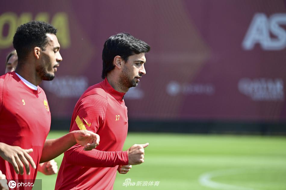 全队在教练的带领下进行最后的拉伸放松，夕阳的余晖勾勒出球员们充满力量感的肌肉线条，大家神情平静而坚毅，一天的辛苦在此刻化作对比赛的无限渴望。