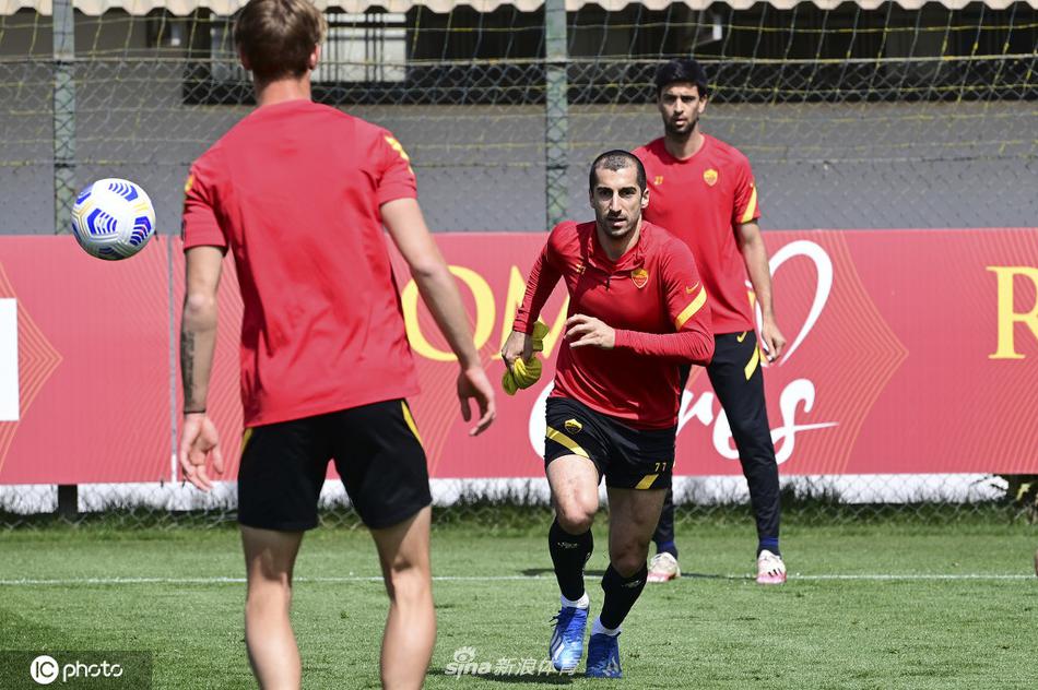 韦勒图在逼抢中完成了一次干净利落的抢断，随即他迅速起身，带球推进发动反击，脸上写满了坚毅与果敢，队友们在他的带动下迅速前插，整个训练场的气氛瞬间被点燃。