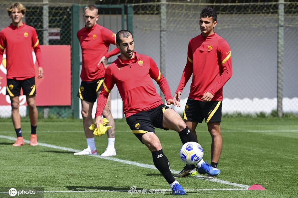 在罗马特里戈里亚基地的训练场上，阳光洒在翠绿的草坪上，哲科正侧身凌空，用脚内侧稳稳地将空中球卸下，他的眼神专注而沉稳，仿佛已将即将到来的激战置于脚下。