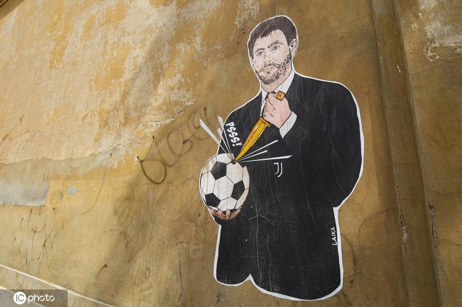 镜头拉近，壁画中阿涅利握刀的手部细节被放大，紧绷的肌肉线条和刀身反射的冷光，让这一刺的动作充满了戏剧性的张力，仿佛能听见足球泄气的嘶鸣声。