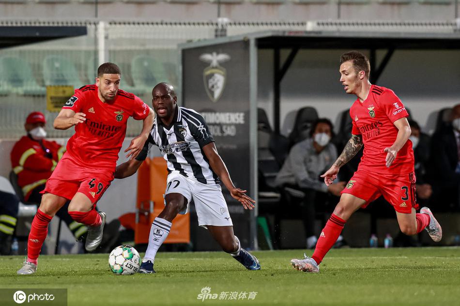 进球瞬间，本菲卡前锋在门前乱战中机敏捅射，皮球应声入网，他张开双臂肆意奔跑，身后的追赶者与看台上沸腾的客队球迷形成鲜明对比。