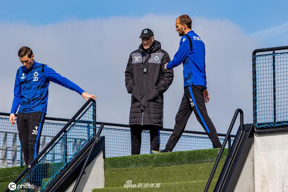 远景下的训练场，几名球员正在进行慢跑放松，身后的看台空空荡荡，但场边飘扬的队旗仿佛预示着即将到来的山呼海啸般的助威声。